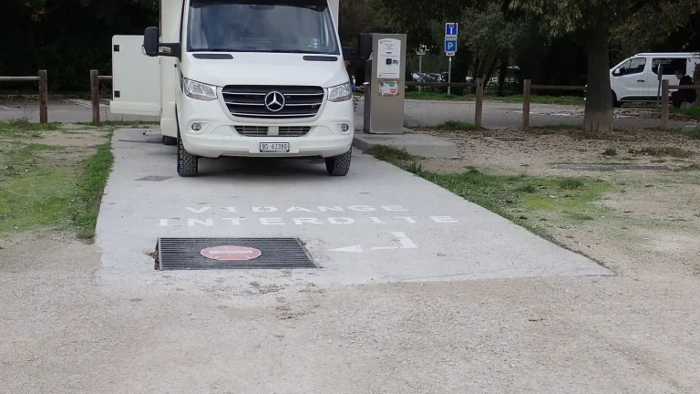Camping-car réel photographié sur la route ou en stationnement pour « Négocier le prix d’un camping-car : Conseils pour acheteurs et vendeurs »
