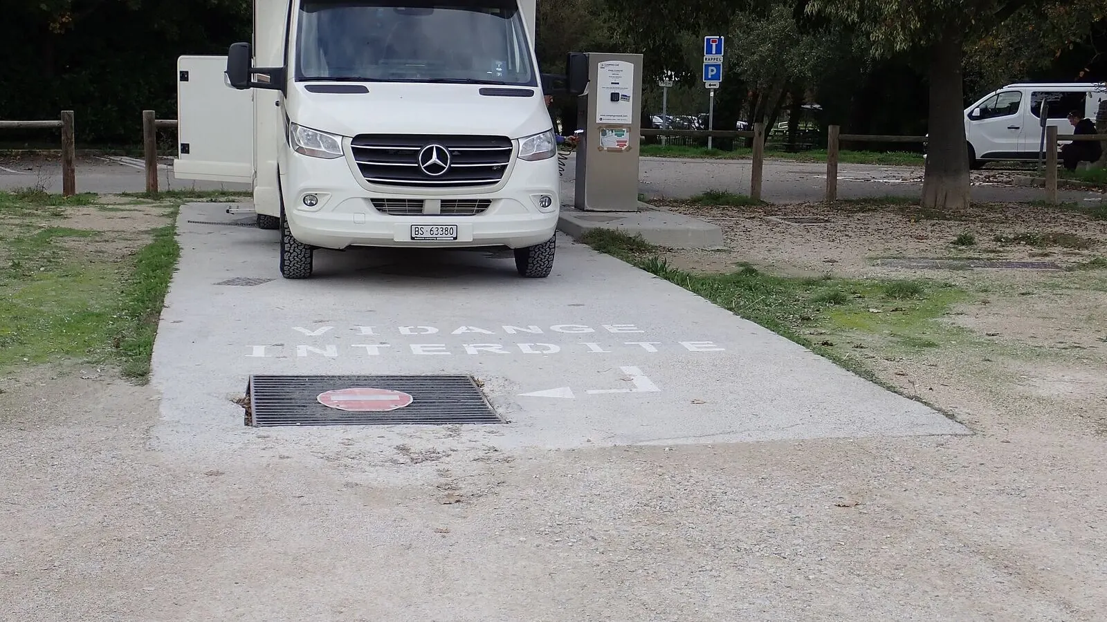 Camping-car réel photographié sur la route ou en stationnement pour « Négocier le prix d’un camping-car : Conseils pour acheteurs et vendeurs »