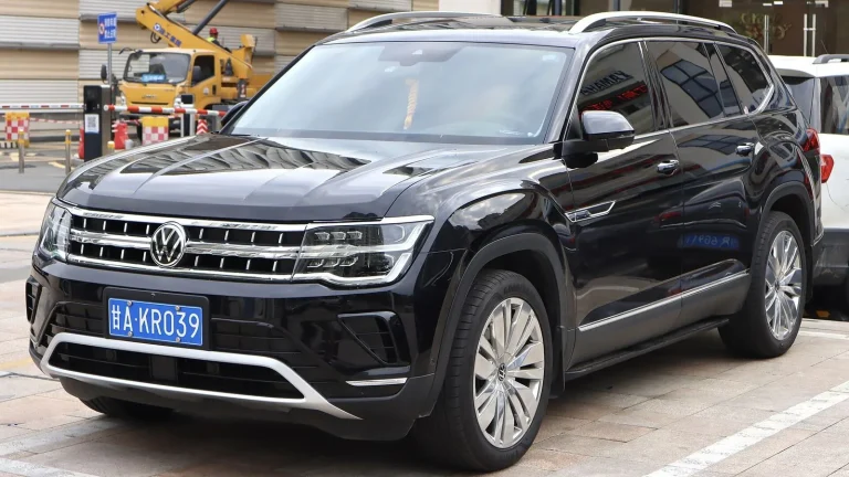 Voiture réelle photographiée en extérieur pour « Négocier le prix: Utiliser l’historique et le kilométrage à votre avantage »