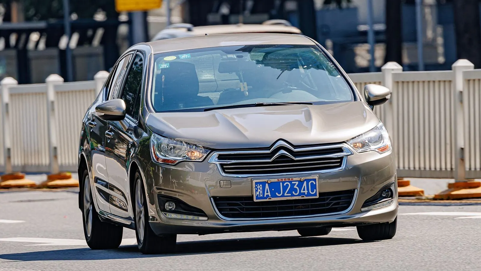 Voiture réelle photographiée en extérieur pour « Négocier le Prix d’une Voiture d’Occasion en Belgique : Stratégies Gagnantes »