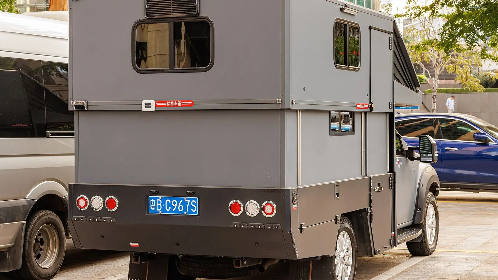 Camping-car réel photographié sur la route ou en stationnement pour « Le Système d’Eau Propre et Usée : Nettoyage et Désinfection des Réservoirs »
