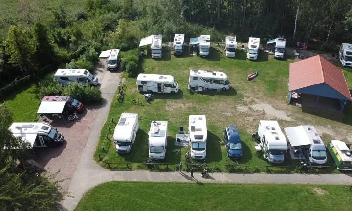 Camping-car réel photographié sur la route ou en stationnement pour « Nettoyage et Entretien du Toit de votre Camping-car »
