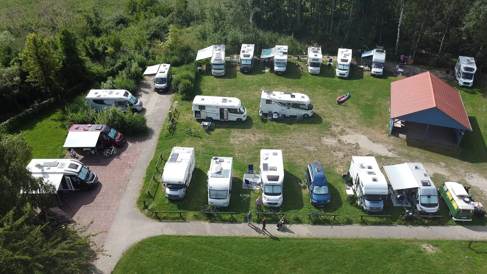 Camping-car réel photographié sur la route ou en stationnement pour « Nettoyage et Entretien du Toit de votre Camping-car »