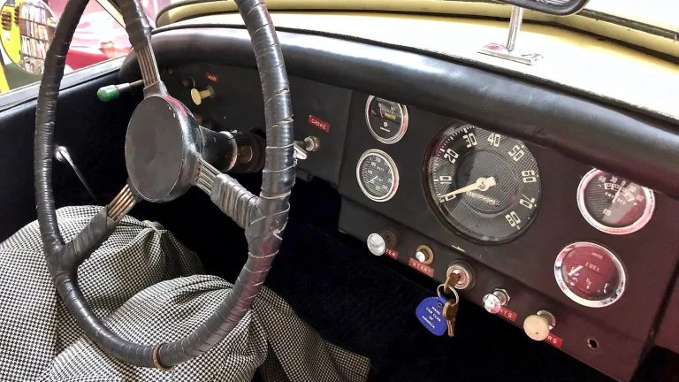 Voiture réelle photographiée en extérieur pour « Nettoyage Moteur: Utilité, Risques et Impact sur l’Entretien d’une Voiture d’Occasion »
