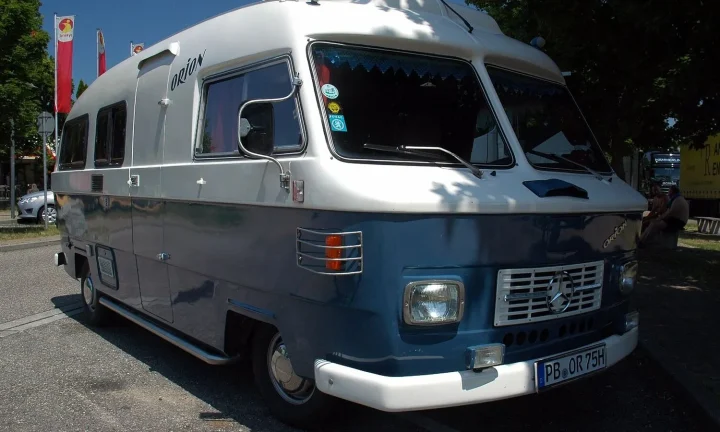 Camping-car réel photographié sur la route ou en stationnement pour « Niveleurs et Cales pour Camping-Car : Stabiliser Votre Véhicule Partout »