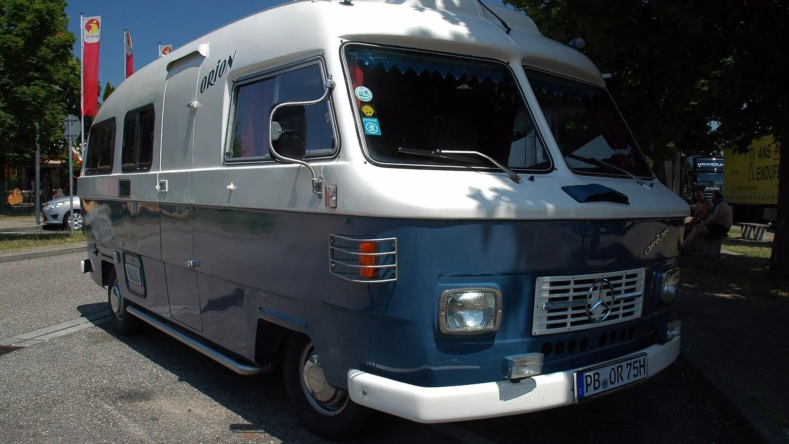 Camping-car réel photographié sur la route ou en stationnement pour « Niveleurs et Cales pour Camping-Car : Stabiliser Votre Véhicule Partout »