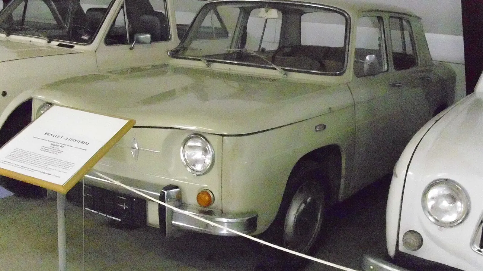 Voiture réelle photographiée en extérieur pour « Nos sources et notre méthode de vérification »