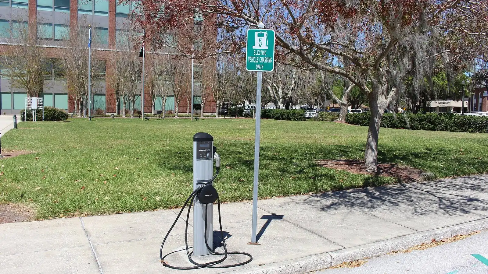 Voiture électrique réelle photographiée en extérieur pour « Les nouveautés 2024 en matière de voitures électriques et hybrides en Belgique »