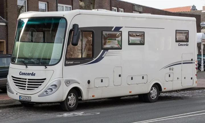 Camping-car réel photographié sur la route ou en stationnement pour « Les Nouveautés 2024 des Aires de Service et Campings pour Camping-cars en Belgique »