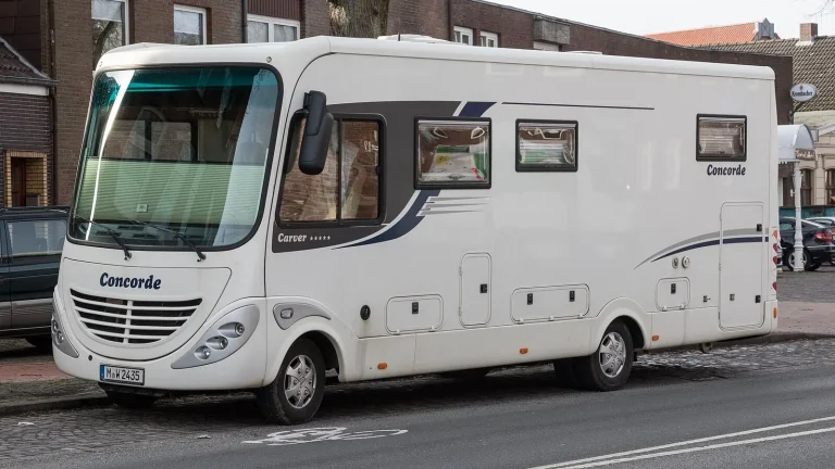 Camping-car réel photographié sur la route ou en stationnement pour « Les Nouveautés 2024 des Aires de Service et Campings pour Camping-cars en Belgique »