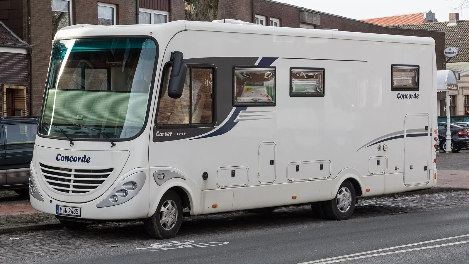 Camping-car réel photographié sur la route ou en stationnement pour « Les Nouveautés 2024 des Aires de Service et Campings pour Camping-cars en Belgique »