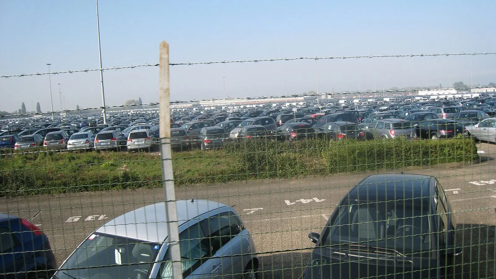 Voiture réelle photographiée en extérieur pour « Les Nouveautés Législatives pour l’Automobiliste Belge en 2024 »