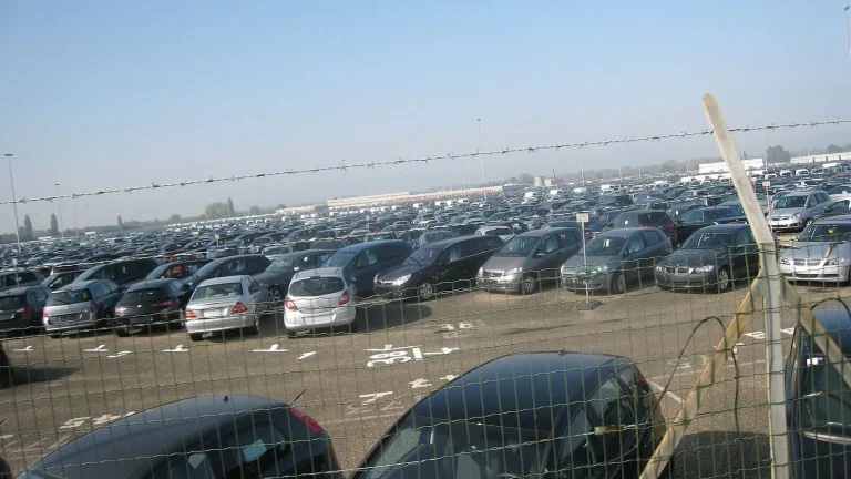Voiture réelle photographiée en extérieur pour « L’Impact de la Numérisation sur la Vente Automobile en Belgique »