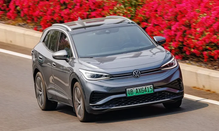 Voiture électrique réelle photographiée en extérieur pour « La Technologie ‘One Pedal Driving’ et son Effet sur l’Autonomie »