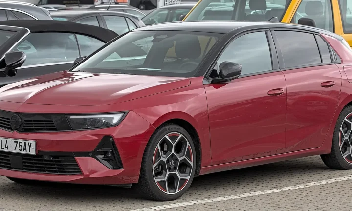 Photo réelle du modèle Opel Astra en extérieur
