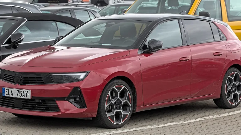 Photo réelle du modèle Opel Astra en extérieur