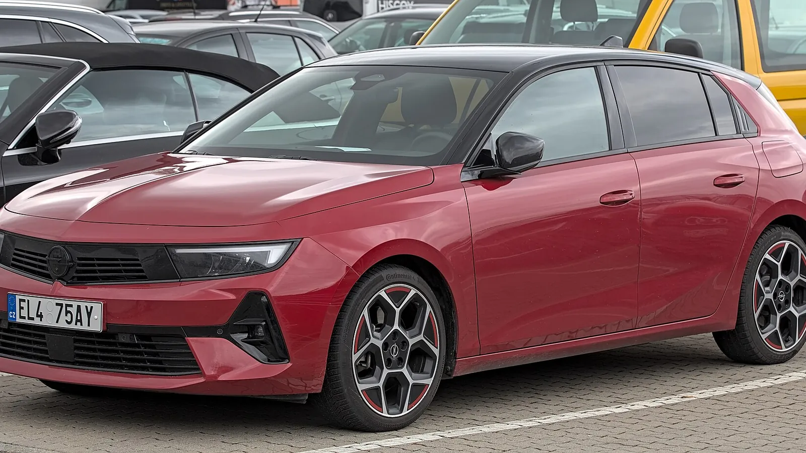 Photo réelle du modèle Opel Astra en extérieur