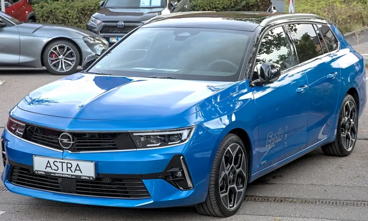 Opel Astra de sixième génération photographiée de trois quarts avant