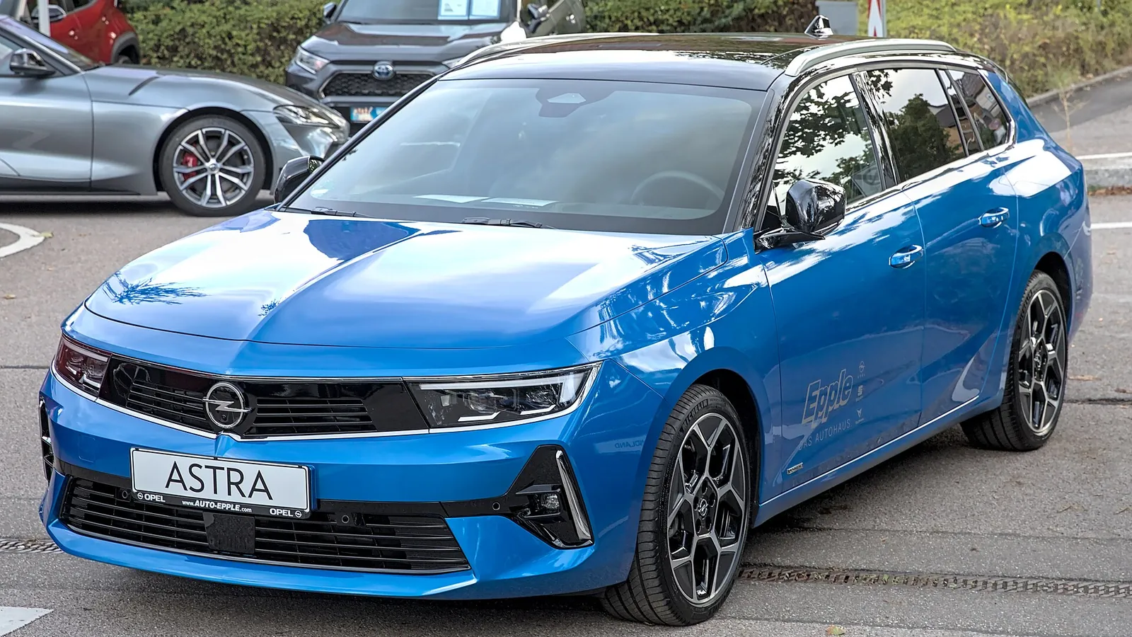 Opel Astra de sixième génération photographiée de trois quarts avant