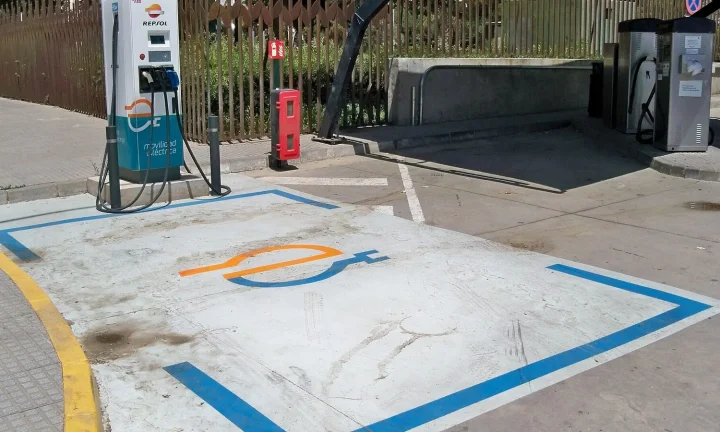 Voiture électrique réelle photographiée près d’une borne de recharge pour « Optimiser le coût de la recharge à domicile en Belgique: Conseils et astuces »