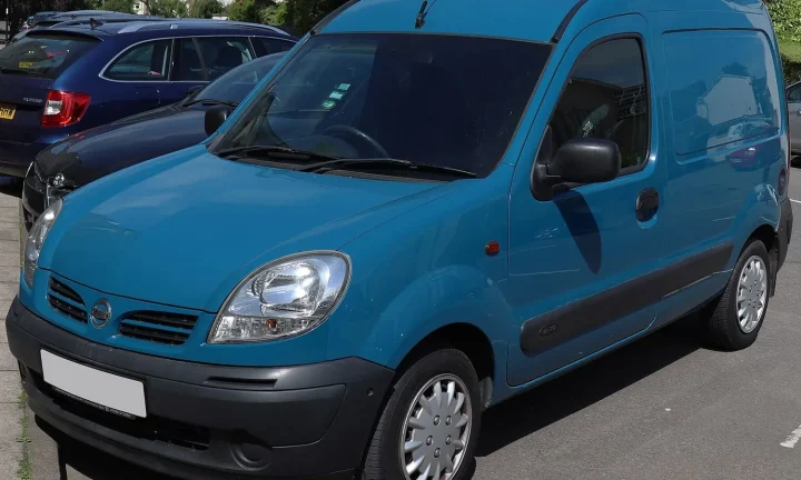 Voiture électrique réelle photographiée en extérieur pour « Optimiser la Durée de Vie de votre VE: Conseils au Quotidien pour les Conducteurs Belges »