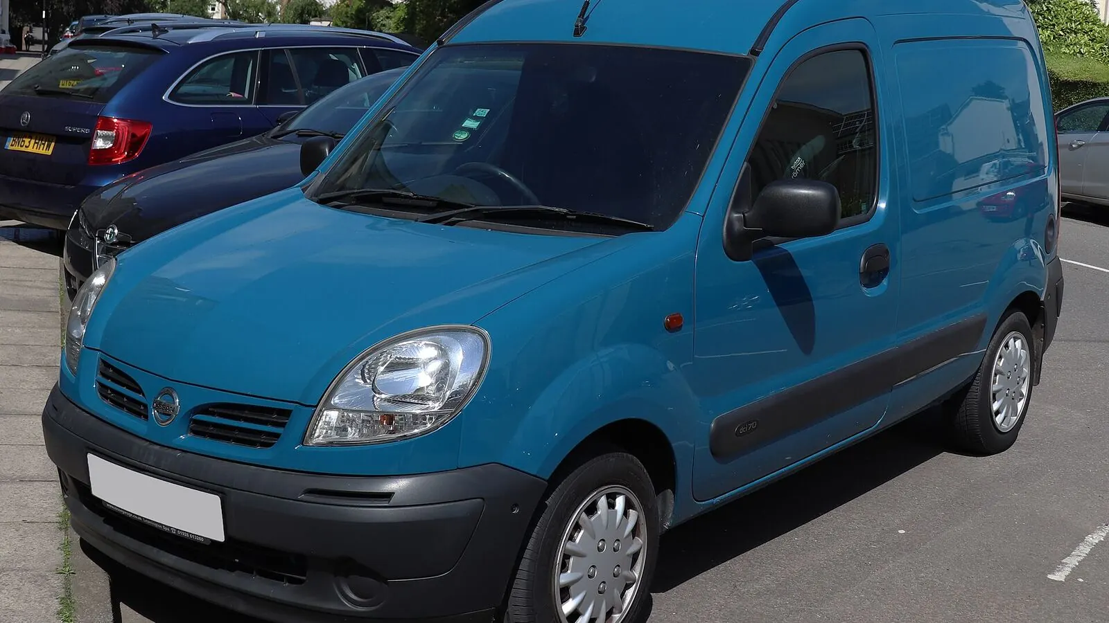 Voiture électrique réelle photographiée en extérieur pour « Optimiser la Durée de Vie de votre VE: Conseils au Quotidien pour les Conducteurs Belges »
