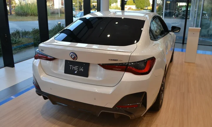 Voiture électrique réelle photographiée en extérieur pour « Les Options d’Assurance Spécifiques aux Véhicules Électriques en Belgique »