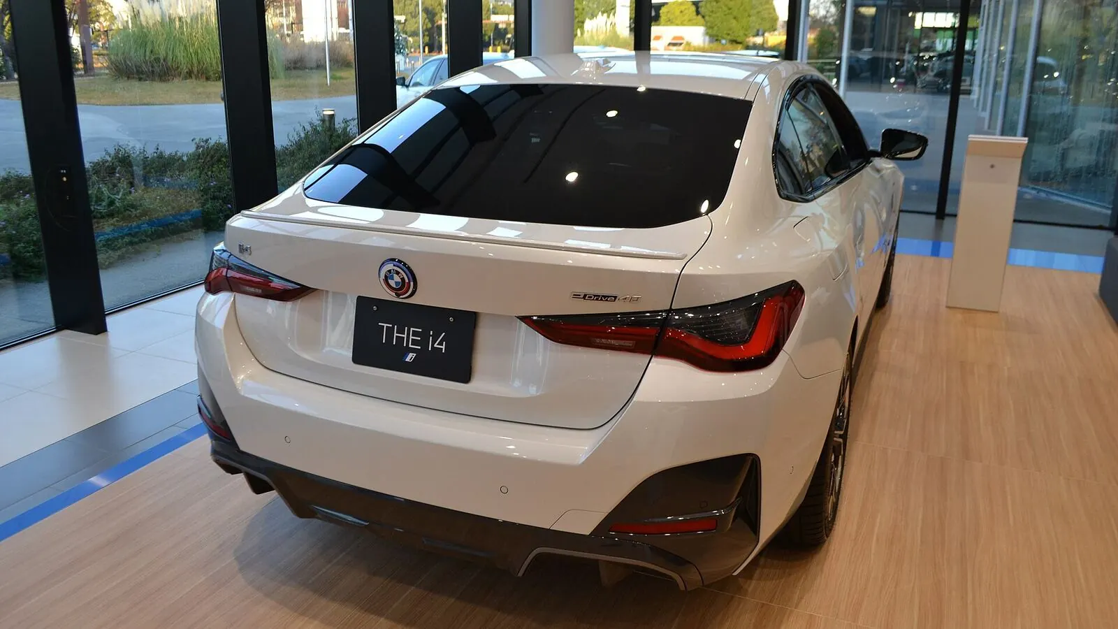 Voiture électrique réelle photographiée en extérieur pour « Les Options d’Assurance Spécifiques aux Véhicules Électriques en Belgique »