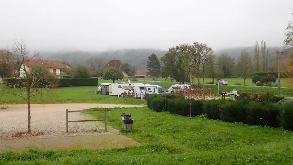 Camping-car réel photographié sur la route ou en stationnement pour « Où acheter un camping-car en Belgique : Concessionnaires vs. Particuliers »