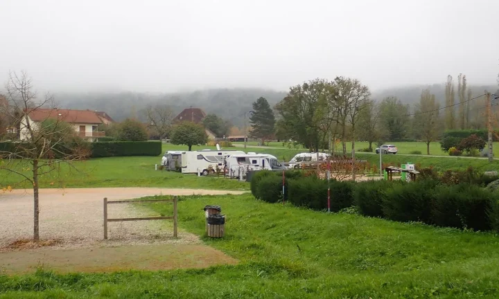 Camping-car réel photographié sur la route ou en stationnement pour « Où acheter un camping-car en Belgique : Concessionnaires vs. Particuliers »