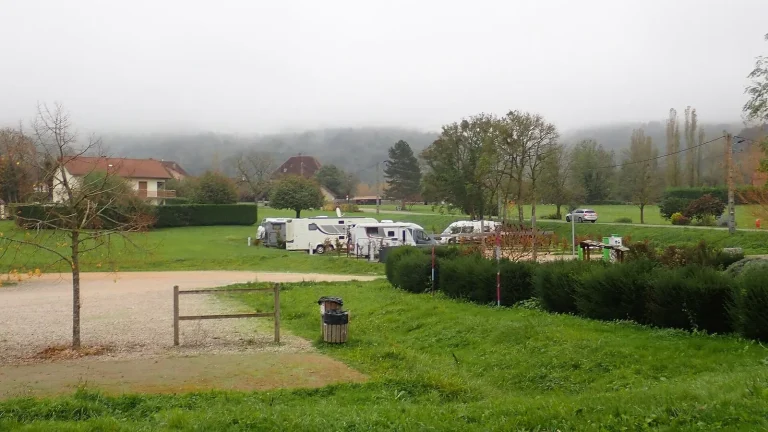 Camping-car réel photographié sur la route ou en stationnement pour « Où acheter un camping-car en Belgique : Concessionnaires vs. Particuliers »