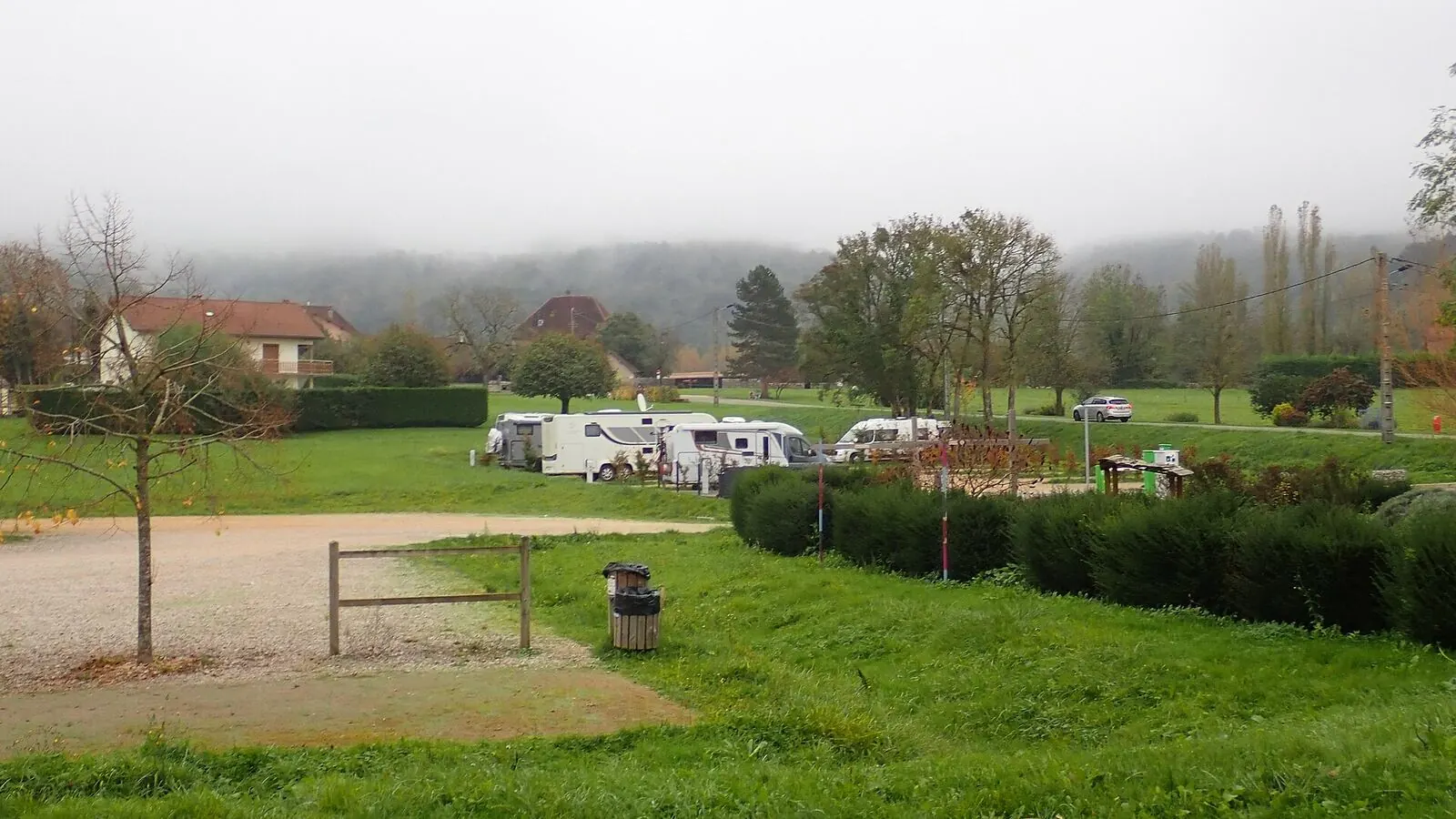 Camping-car réel photographié sur la route ou en stationnement pour « Où acheter un camping-car en Belgique : Concessionnaires vs. Particuliers »