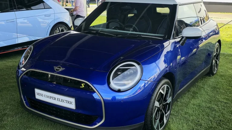 Voiture électrique réelle photographiée en extérieur pour « Panne de batterie voiture en Belgique : Diagnostic, remplacement et prix »