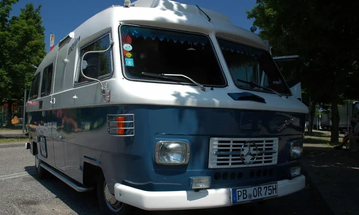 Camping-car réel photographié sur la route ou en stationnement pour « Panneaux Solaires pour Camping-Car : Autonomie Énergétique en Voyage »