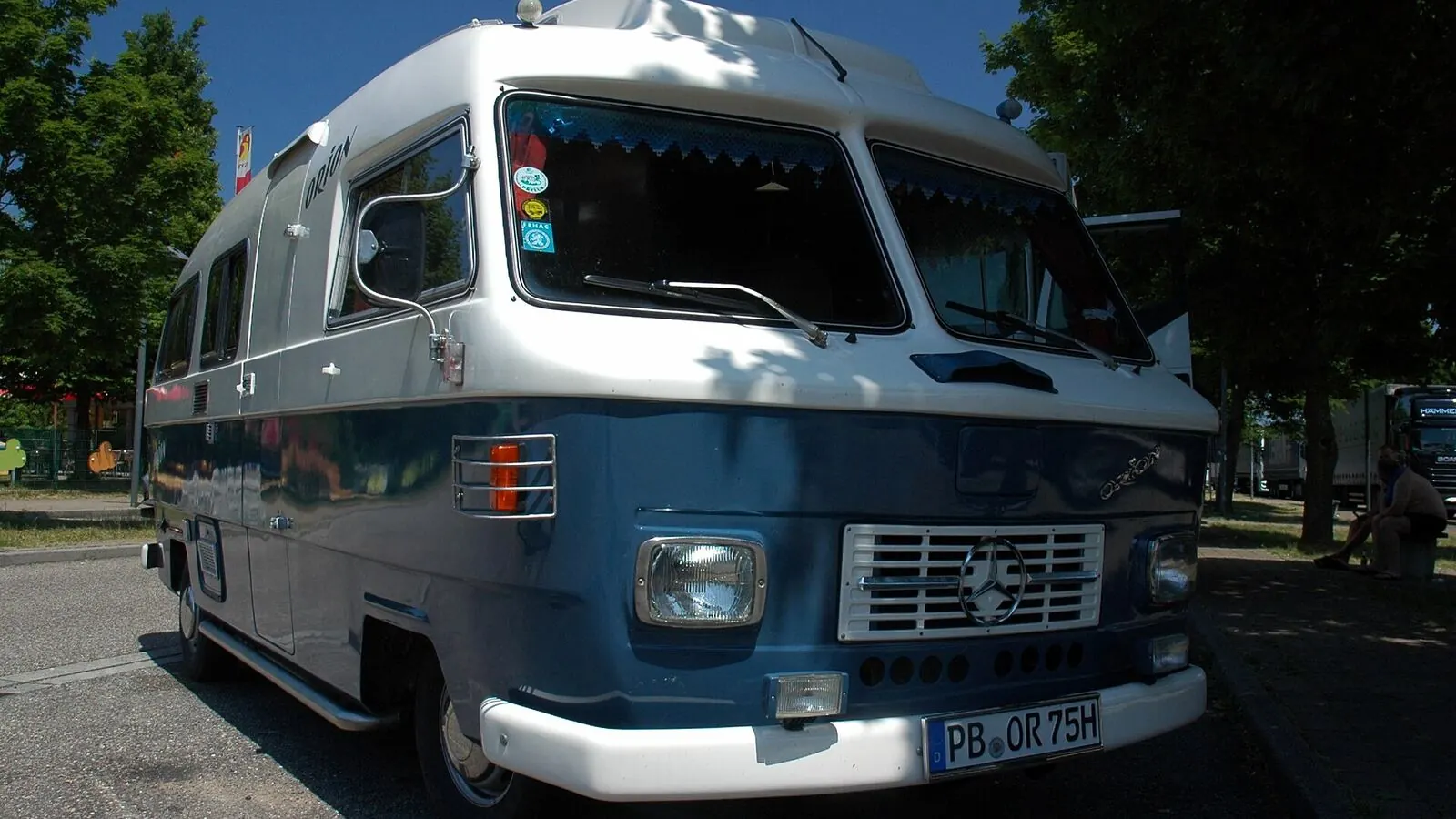 Camping-car réel photographié sur la route ou en stationnement pour « Panneaux Solaires pour Camping-Car : Autonomie Énergétique en Voyage »