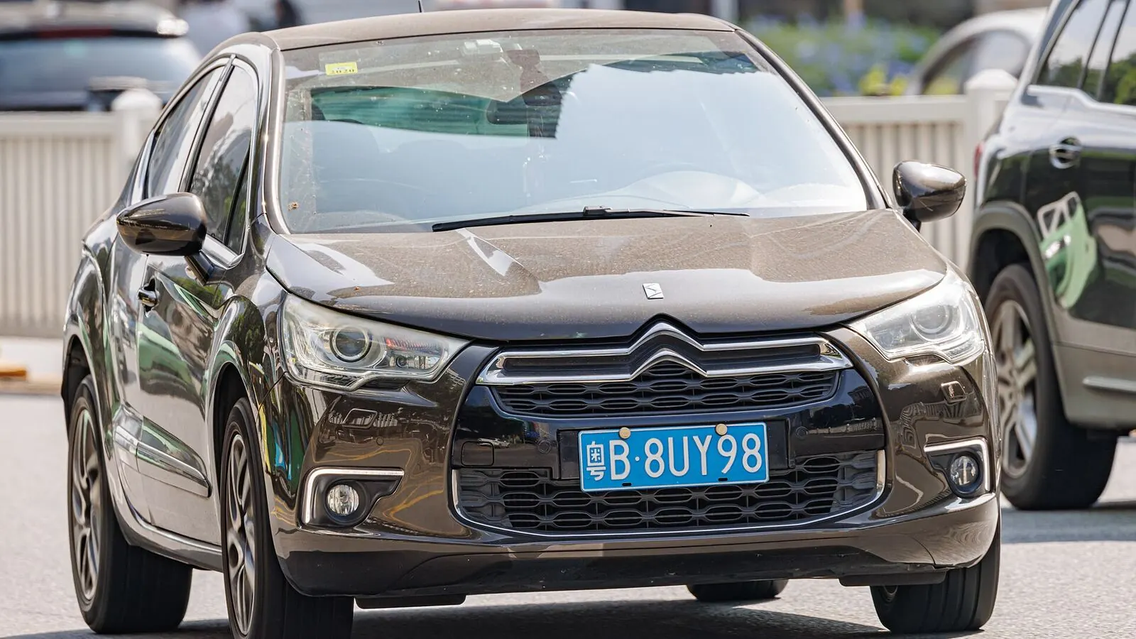 Voiture réelle photographiée en extérieur pour « Les Pannes Fréquentes sur les Voitures d’Occasion et Comment les Anticiper »