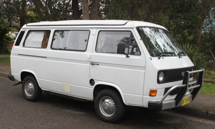 Camping-car réel photographié sur la route ou en stationnement pour « Les parcs naturels belges accessibles en camping-car : Évasion et déconnexion »
