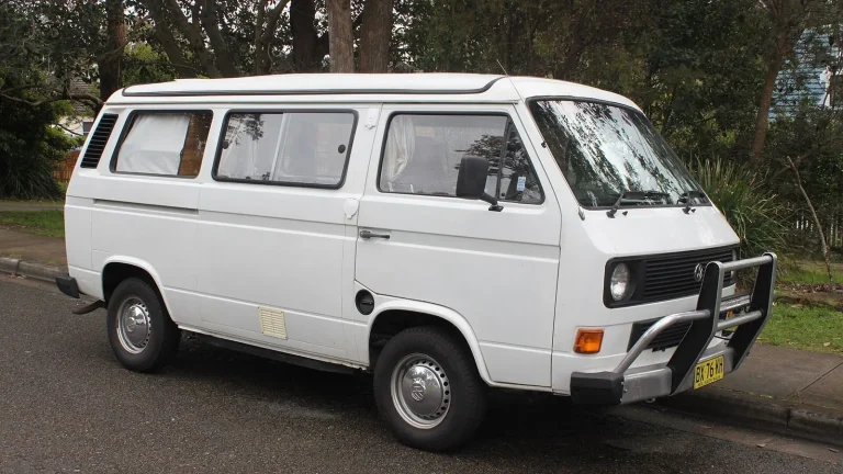 Camping-car réel photographié sur la route ou en stationnement pour « Les parcs naturels belges accessibles en camping-car : Évasion et déconnexion »