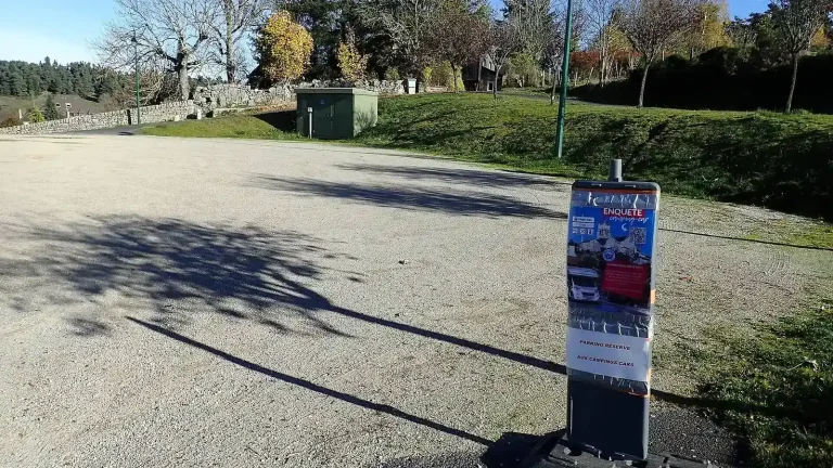 Camping-car réel photographié sur la route ou en stationnement pour « Les « Park4Night » Incontournables en Belgique pour Camping-cars »