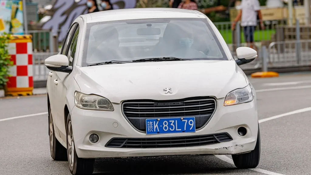 Voiture réelle photographiée en extérieur pour « Payer ou contester une amende routière en Belgique »