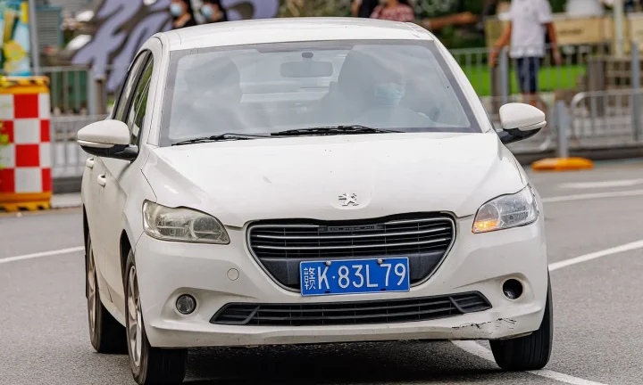 Voiture réelle photographiée en extérieur pour « Payer ou contester une amende routière en Belgique »