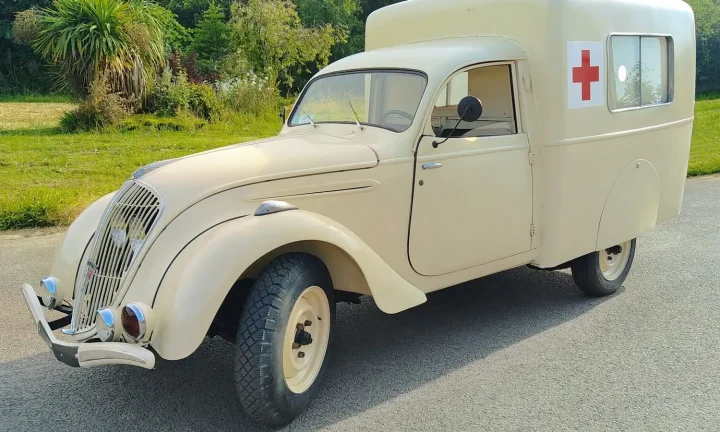 Voiture réelle photographiée en extérieur pour « Payer une voiture belge en toute sécurité depuis la France »
