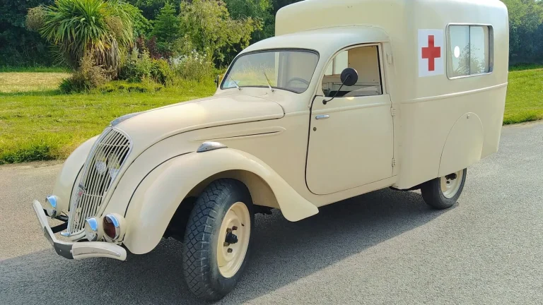 Voiture réelle photographiée en extérieur pour « Payer une voiture belge en toute sécurité depuis la France »