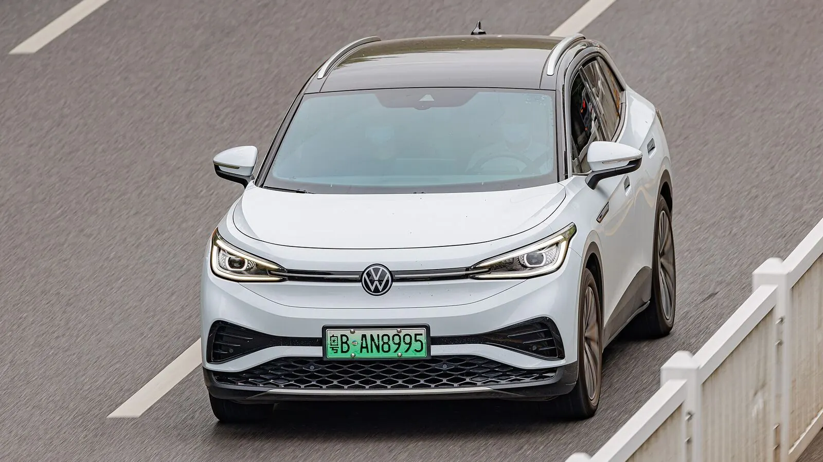Voiture électrique réelle photographiée en extérieur pour « Performance des Voitures Électriques : Accélération et Plaisir de Conduite en Belgique »