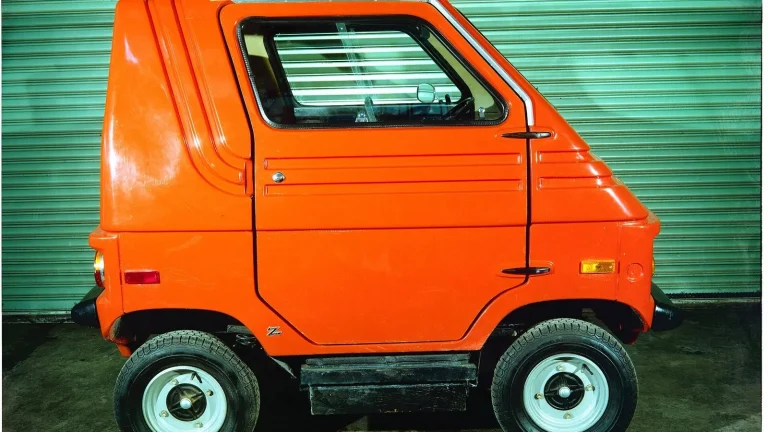 Voiture électrique réelle photographiée en extérieur pour « La performance et l’agrément de conduite des voitures électriques en Belgique »