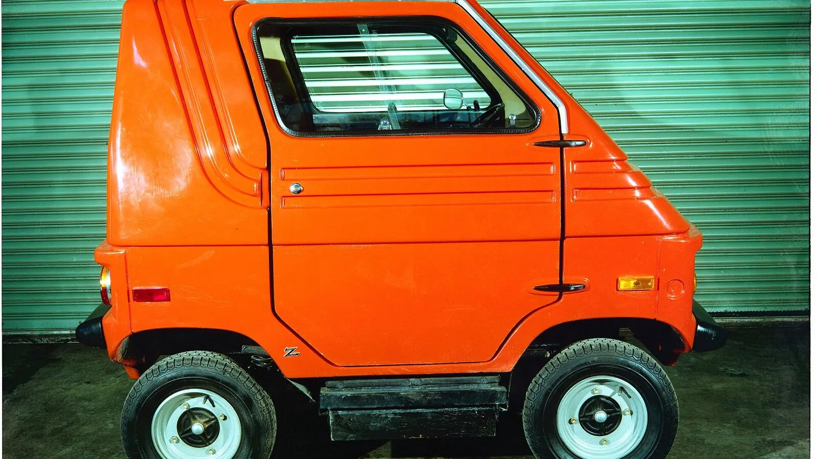 Voiture électrique réelle photographiée en extérieur pour « La performance et l’agrément de conduite des voitures électriques en Belgique »