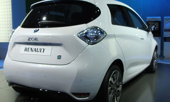 Voiture électrique réelle photographiée en extérieur pour « Performance et Conduite : Comparatif des VE Sportives en Belgique »