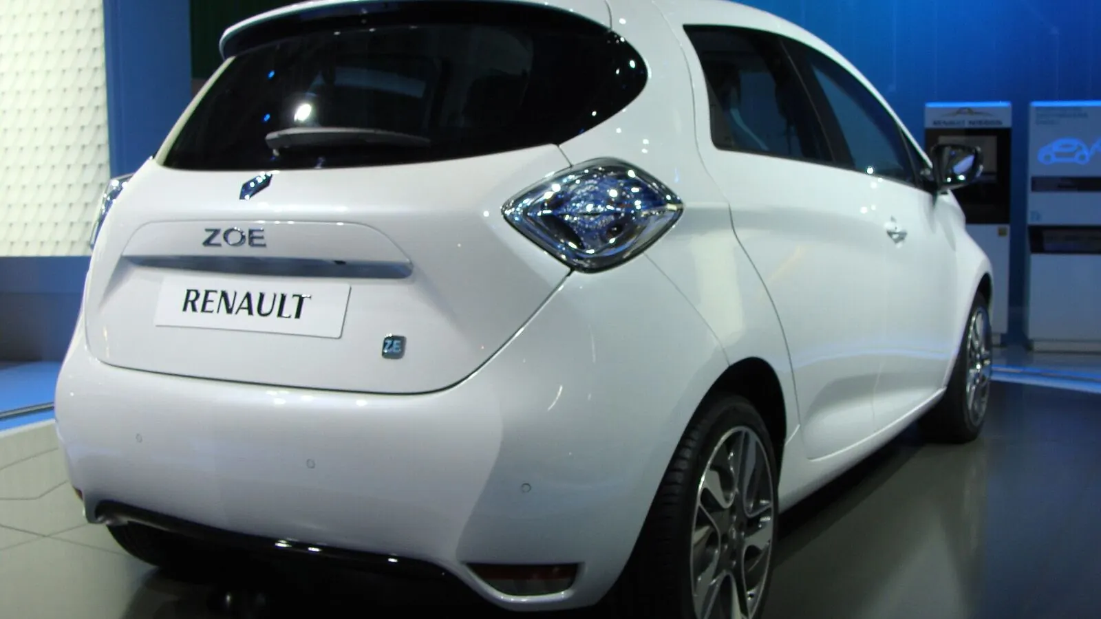 Voiture électrique réelle photographiée en extérieur pour « Performance et Conduite : Comparatif des VE Sportives en Belgique »