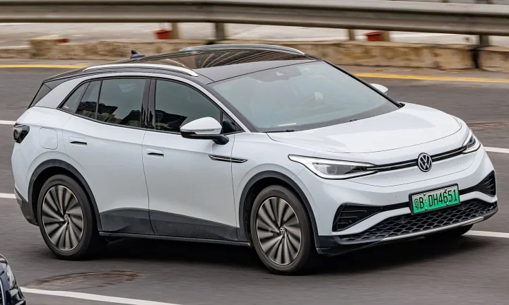 Voiture électrique réelle photographiée en extérieur pour « Comparaison des Performances : VE contre Voitures Thermiques en Belgique »