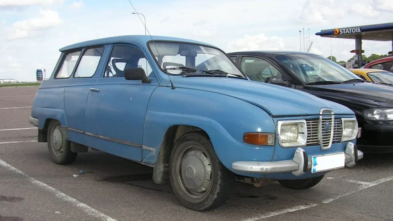 Voiture réelle photographiée en extérieur pour « Permis AM (cyclomoteur) et G (agricole) en Belgique: Ce qu’il faut savoir »
